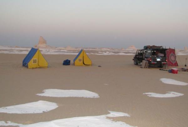 campo-tendato-deserto-bianco